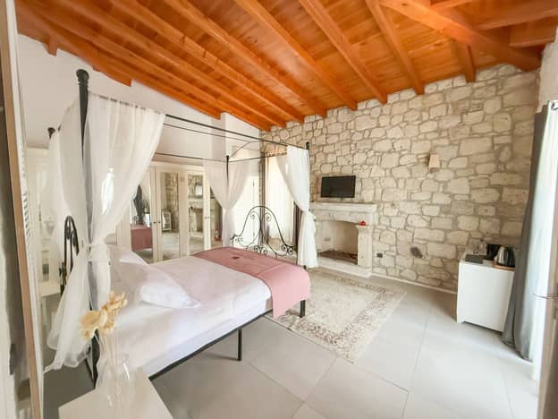 Havuz Manzaralı Suit Oda